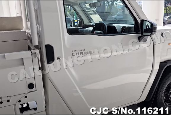 Toyota Hilux in Super White Ⅱ for Sale Image 7