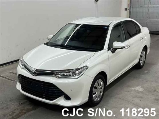 Toyota Corolla Axio in White for Sale Image 3