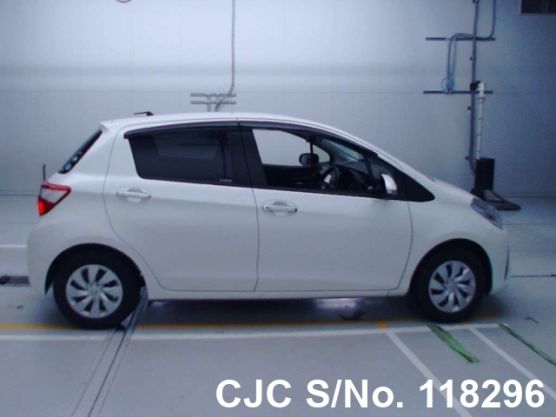 Toyota Vitz in White for Sale Image 4