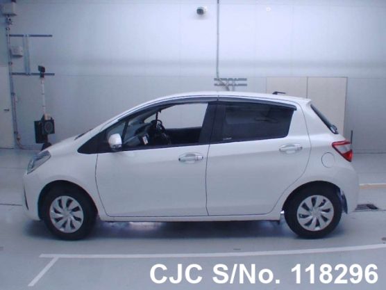 Toyota Vitz in White for Sale Image 5