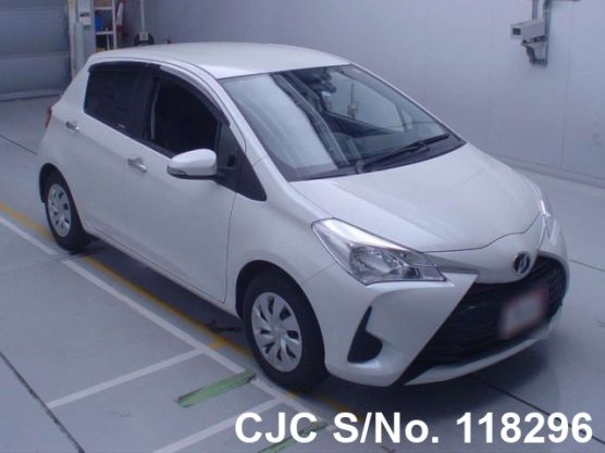 Toyota Vitz in White for Sale Image 3