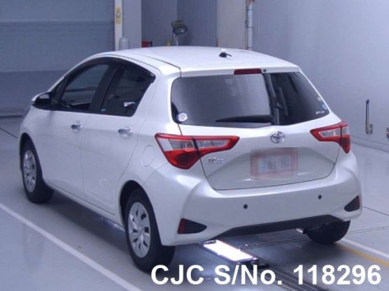 Toyota Vitz in White for Sale Image 2