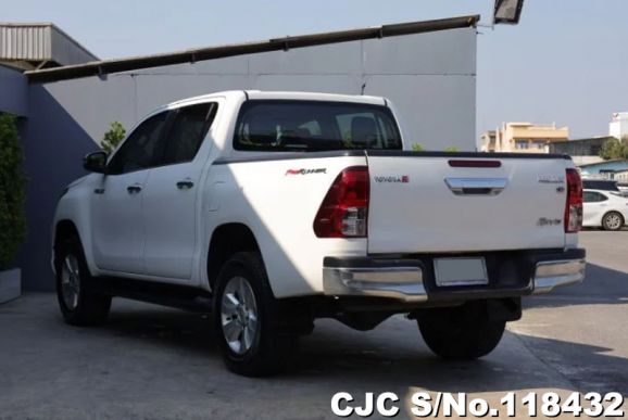 Toyota Hilux in White for Sale Image 1