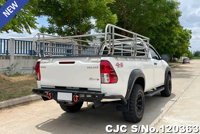 Toyota Hilux in White for Sale Image 2