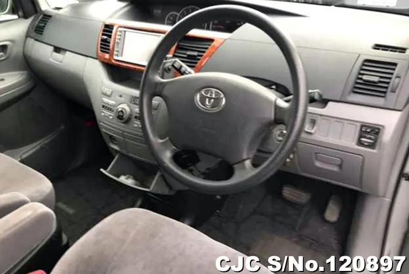 2004 Toyota / Noah Stock No. 120897