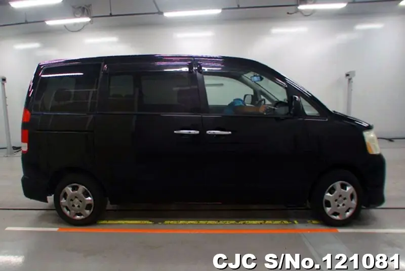 2005 Toyota / Noah Stock No. 121081