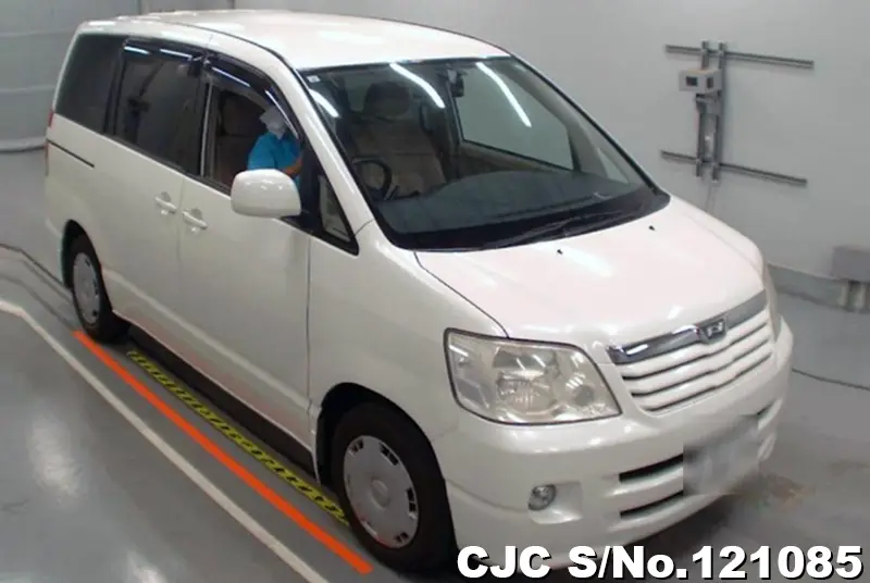 Toyota / Noah 2003