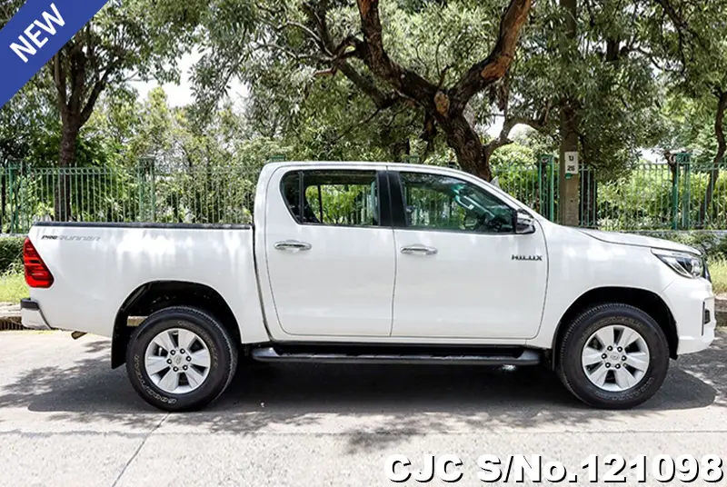 Toyota Hilux in White for Sale Image 6