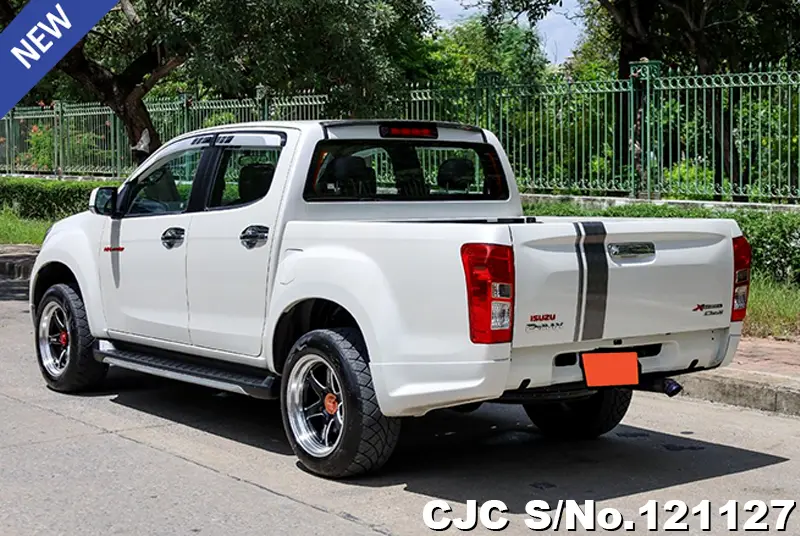 Isuzu D-Max in White for Sale Image 1