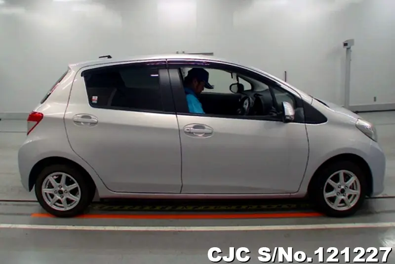 2014 Toyota / Vitz Stock No. 121227