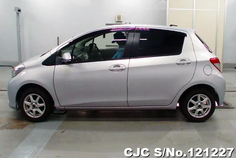 2014 Toyota / Vitz Stock No. 121227