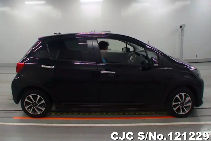 2016 Toyota / Vitz Stock No. 121229