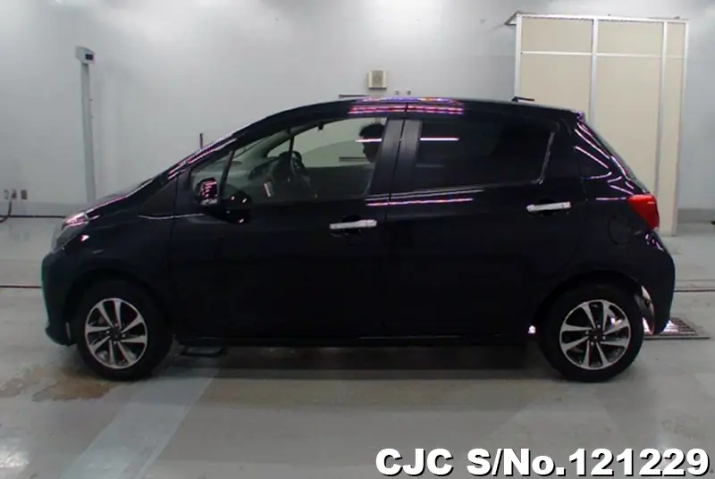 2016 Toyota / Vitz Stock No. 121229