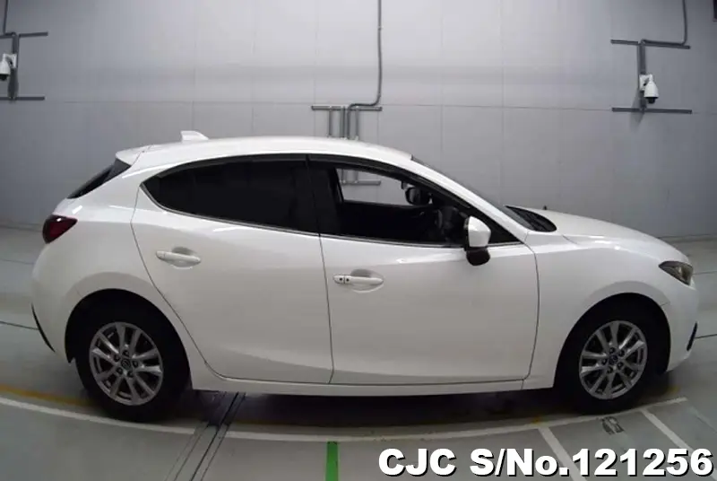 2015 Mazda / Axela Stock No. 121256