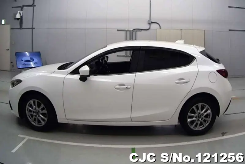 2015 Mazda / Axela Stock No. 121256