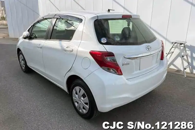 2015 Toyota / Vitz Stock No. 121286