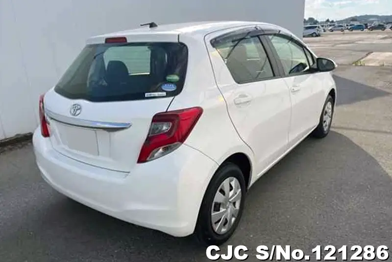 2015 Toyota / Vitz Stock No. 121286