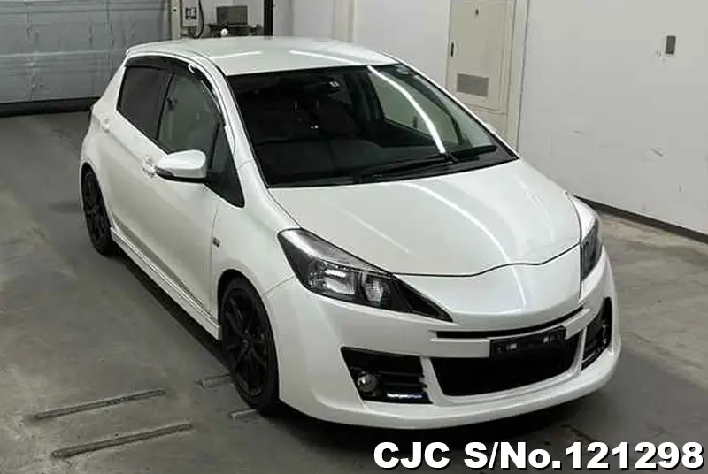 2015 Toyota / Vitz Stock No. 121298