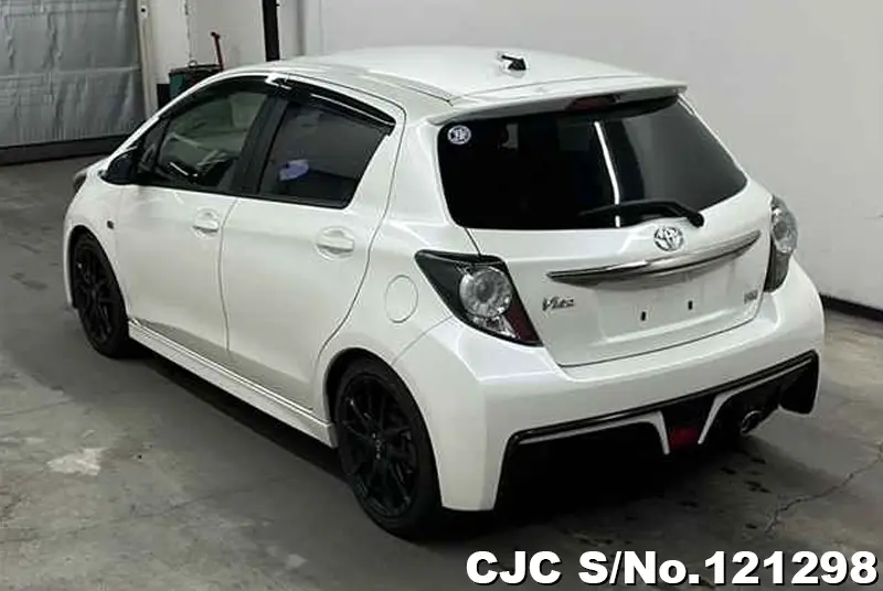 2015 Toyota / Vitz Stock No. 121298