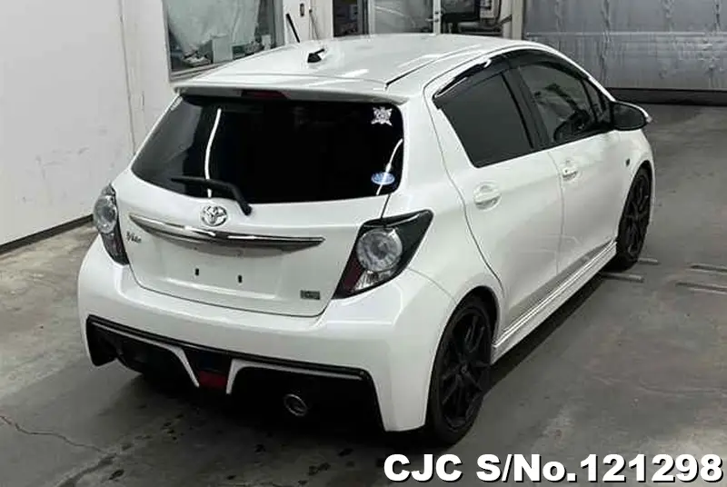 2015 Toyota / Vitz Stock No. 121298