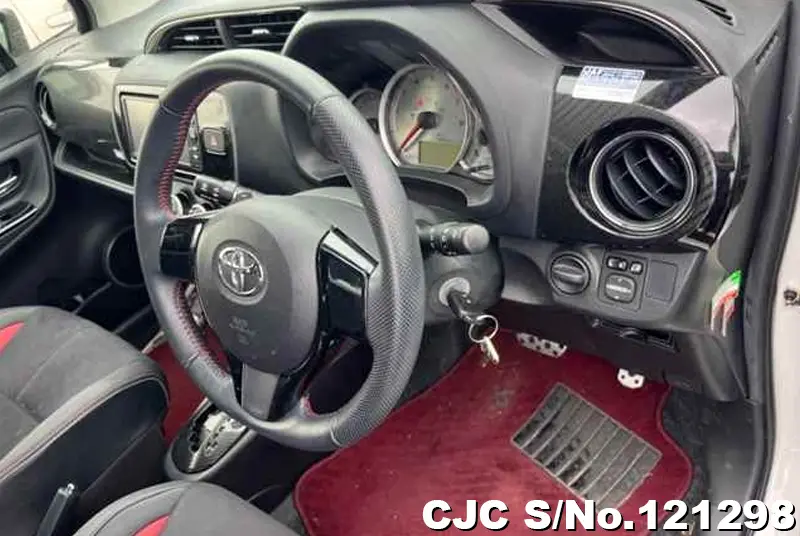 2015 Toyota / Vitz Stock No. 121298