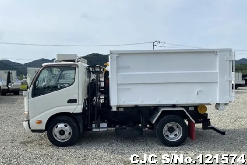 2015 Hino / Dutro Stock No. 121574