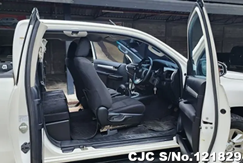 2019 Toyota / Hilux / Revo Stock No. 121829