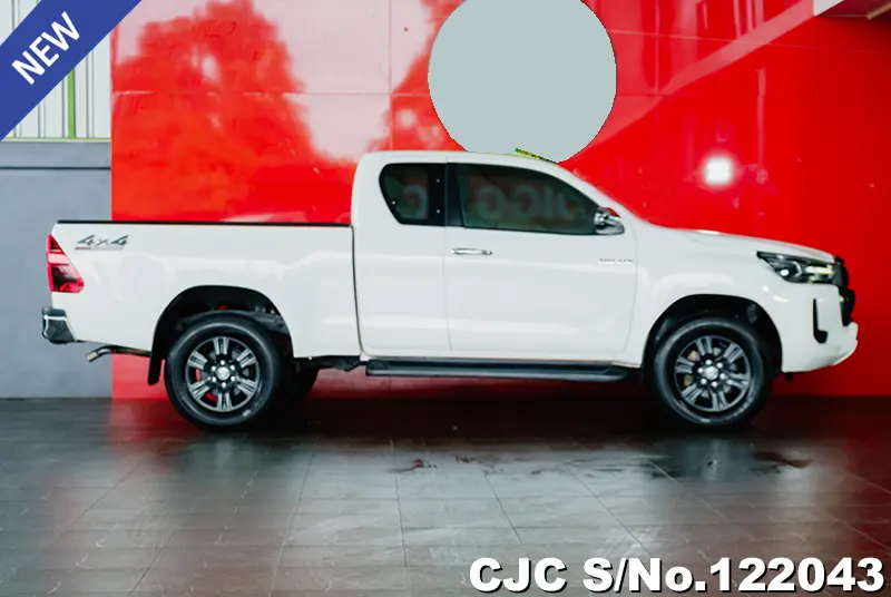 Toyota Hilux in White for Sale Image 3