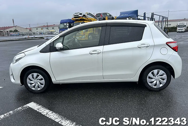 2018 Toyota / Vitz Stock No. 122343