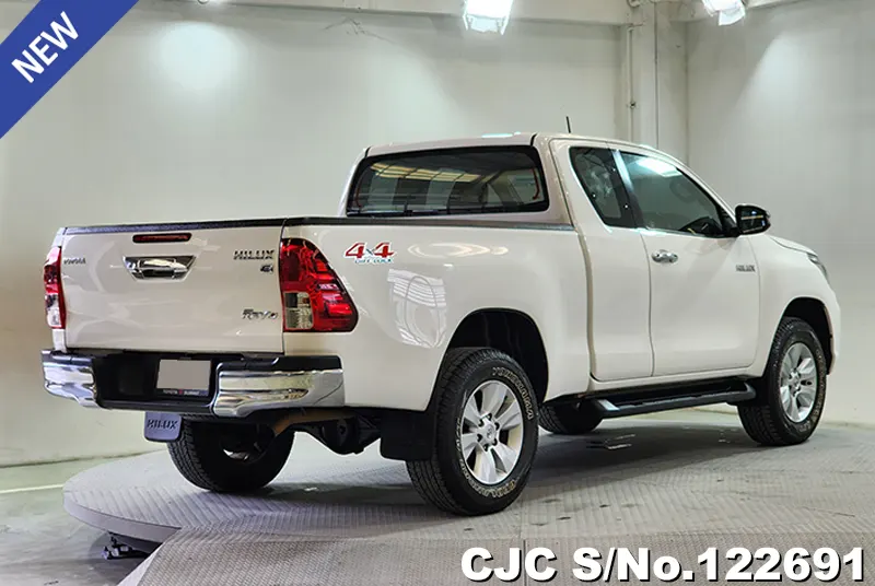 Toyota Hilux in White for Sale Image 2