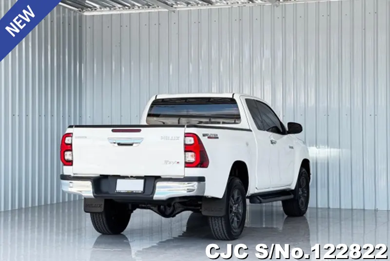 Toyota Hilux in White for Sale Image 2