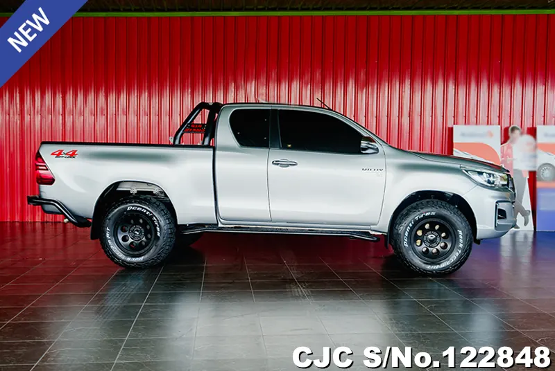 Toyota Hilux in Gray for Sale Image 3