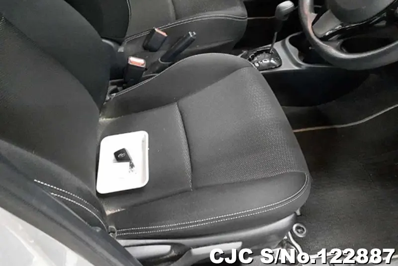 2019 Toyota / Vitz Stock No. 122887