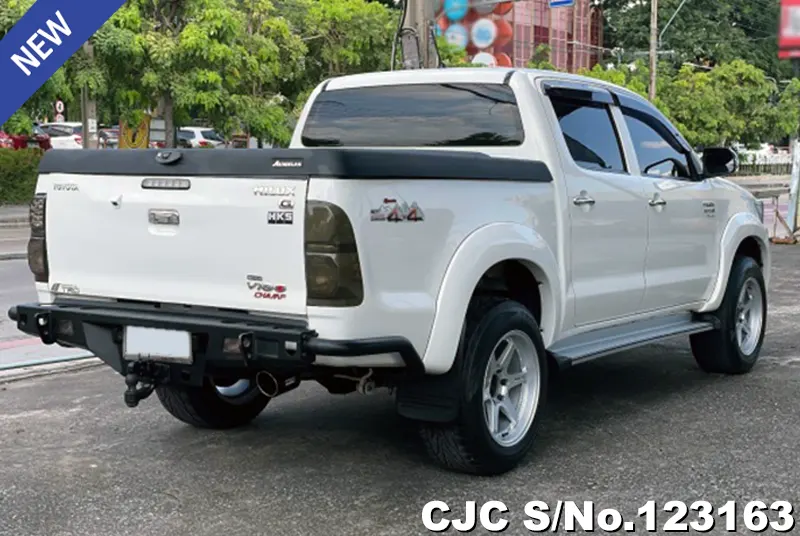 Toyota Hilux in White for Sale Image 2