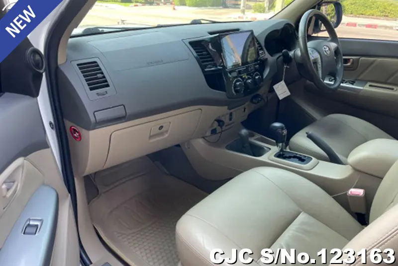 Toyota Hilux in White for Sale Image 8