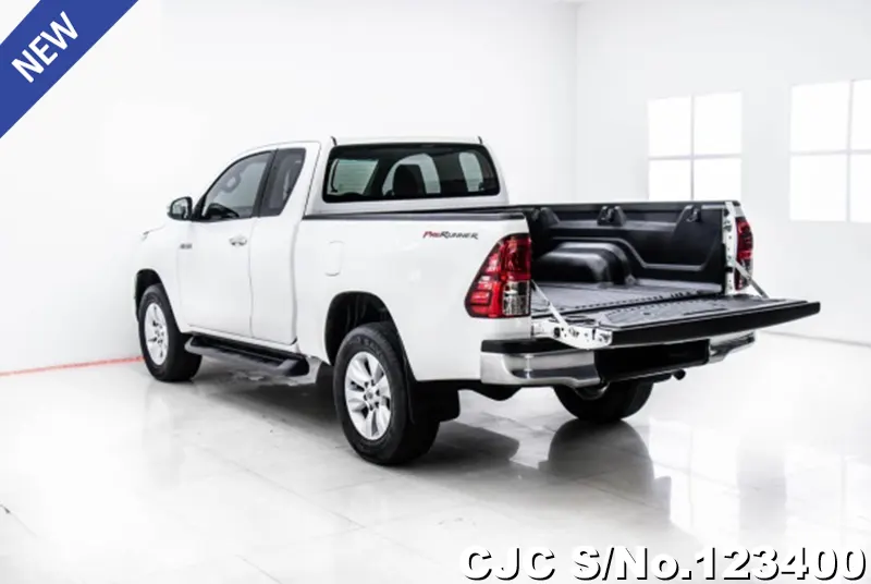 Toyota Hilux in White for Sale Image 4