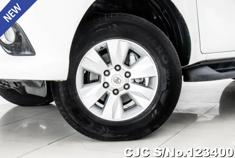 Toyota Hilux in White for Sale Image 11