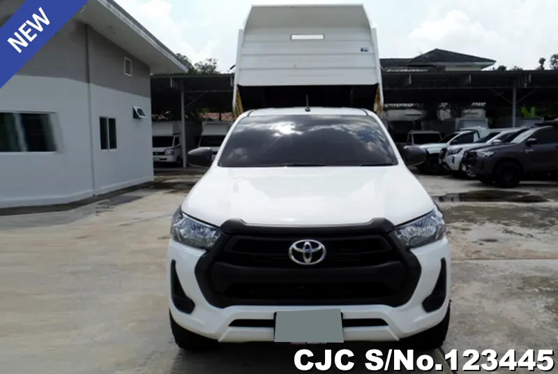 Toyota Hilux in White for Sale Image 4