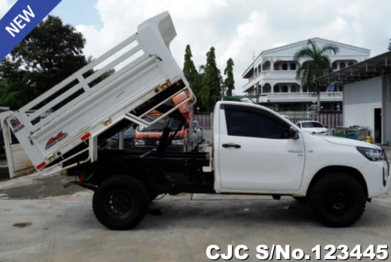 Toyota Hilux in White for Sale Image 6