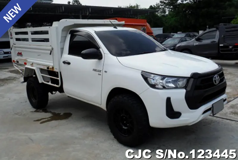 Toyota Hilux in White for Sale Image 2