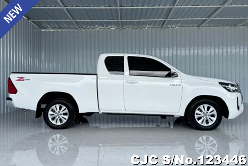 Toyota Hilux in White for Sale Image 4