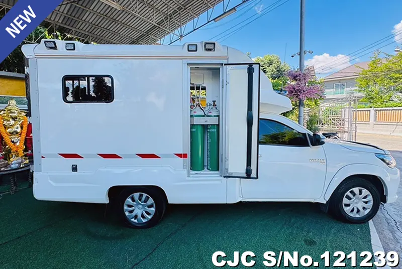 Toyota Hilux in White for Sale Image 5