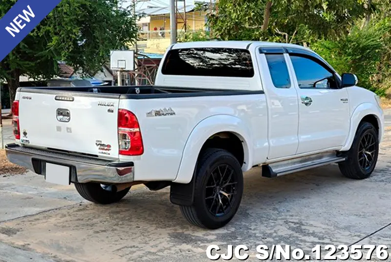 Toyota Hilux in White for Sale Image 2