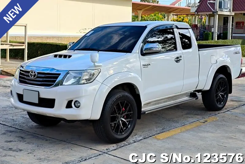 Toyota Hilux in White for Sale Image 3