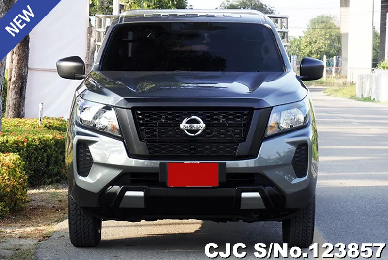 Nissan Navara in Gray for Sale Image 4