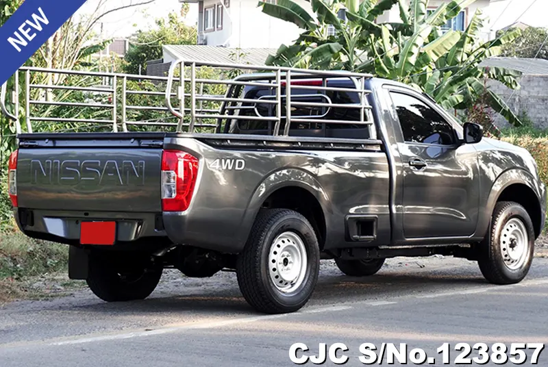 Nissan Navara in Gray for Sale Image 2