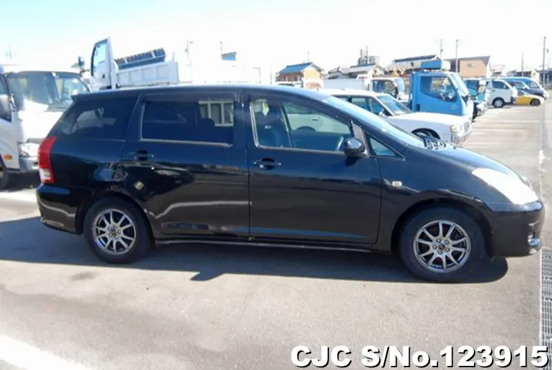 2005 Toyota / Wish Stock No. 123915