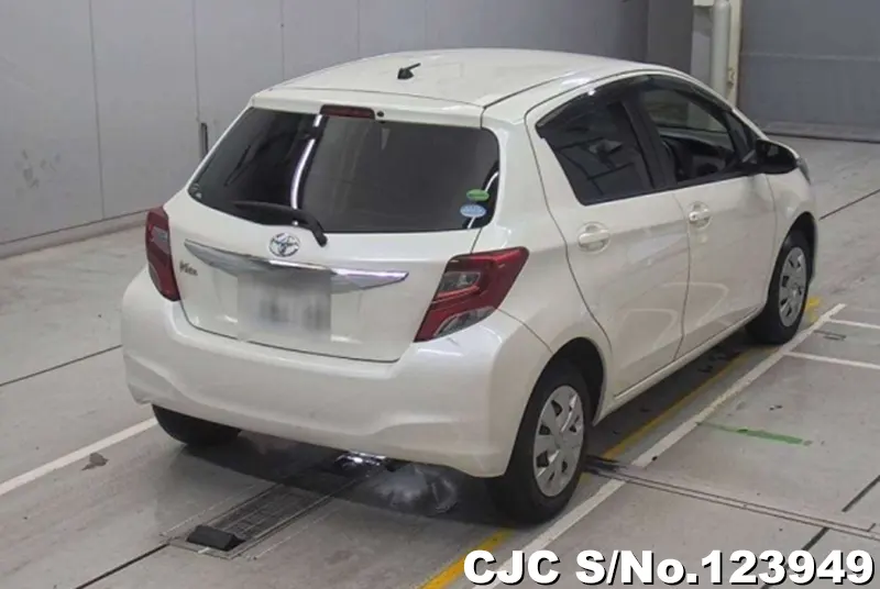 2015 Toyota / Vitz Stock No. 123949