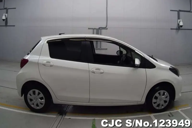 2015 Toyota / Vitz Stock No. 123949