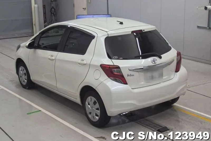 2015 Toyota / Vitz Stock No. 123949